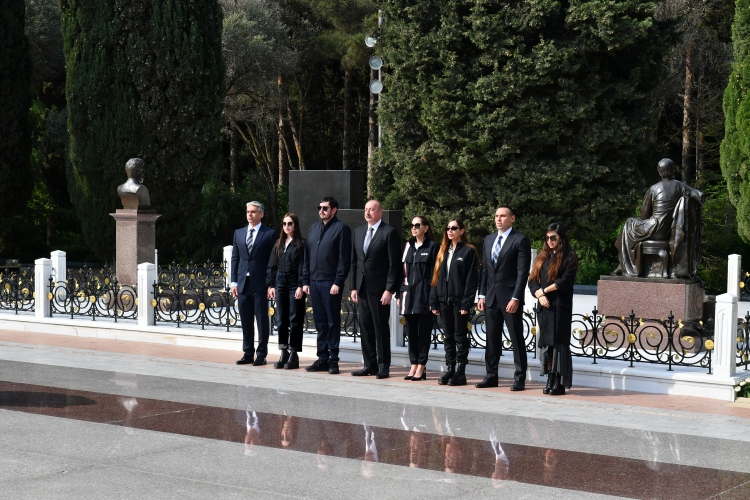 Prezident və ailəsi Heydər Əliyevin məzarını ziyarət edib - FOTO