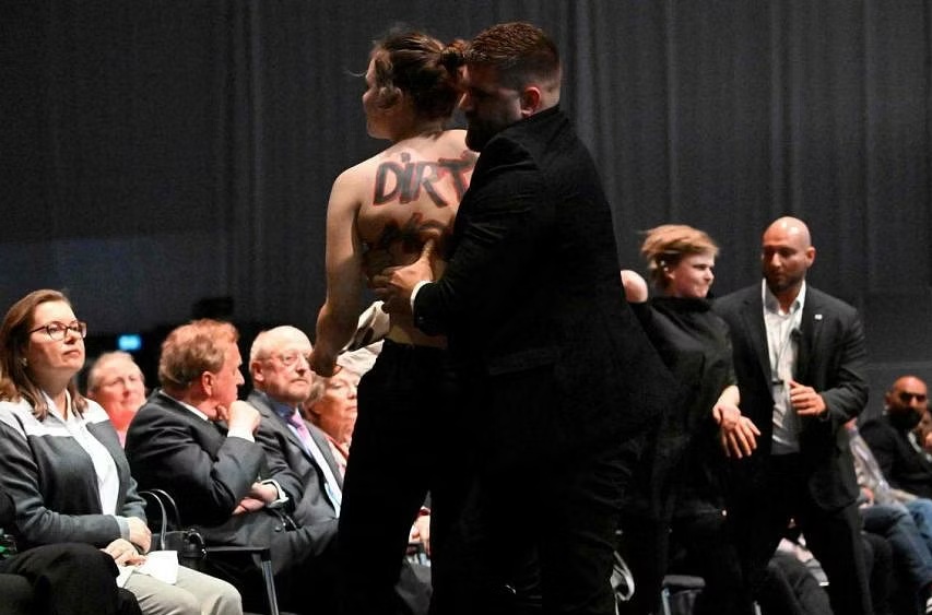 “Volkswagen”in baş direktoruna tort atdılar - Uyğurlara görə (VİDEO)