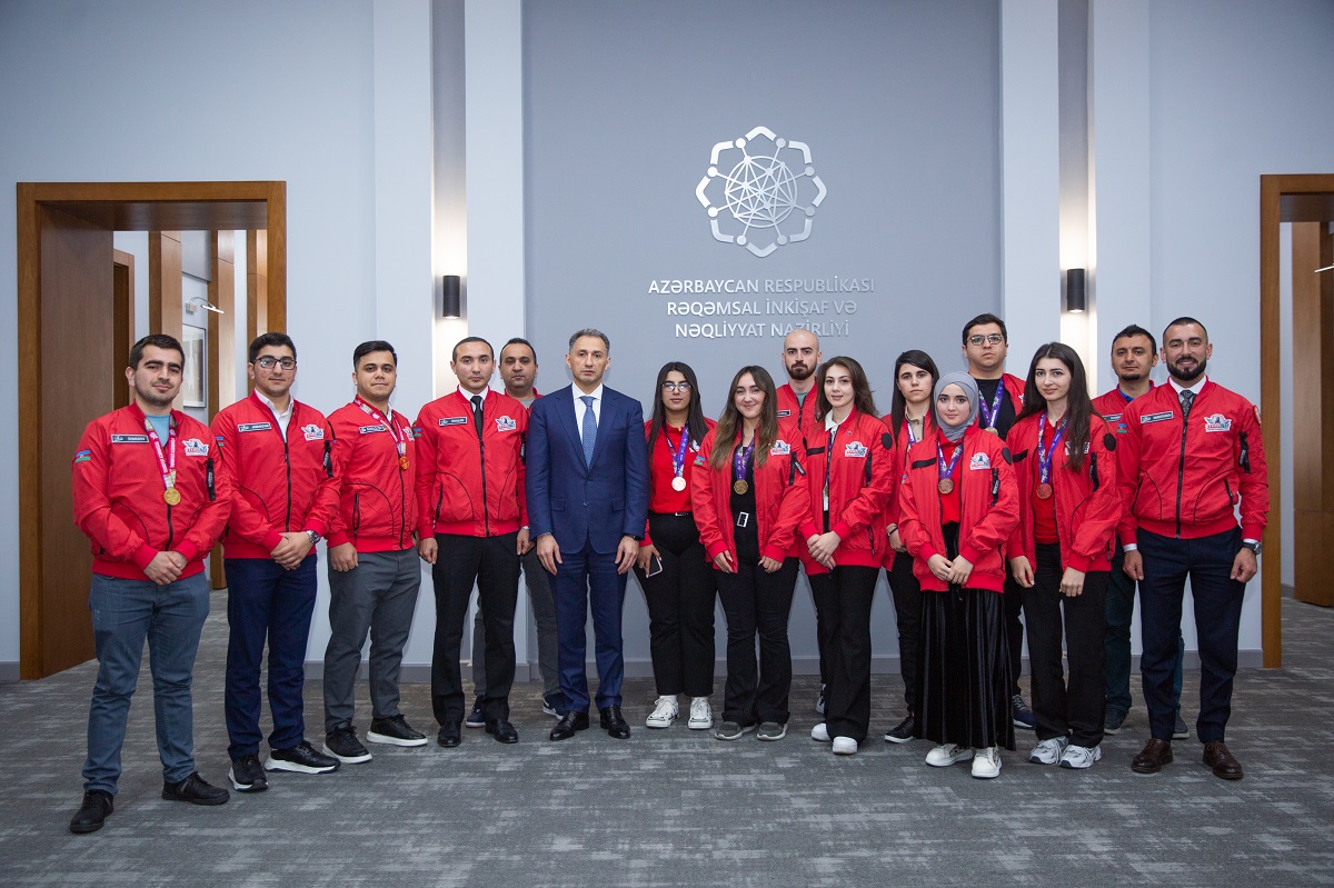Nazir TEKNOFEST-in azərbaycanlı qalibləri ilə görüşüb
