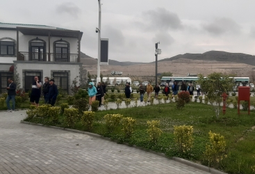 İsveçli səyyahlar Ağalı kəndində 
