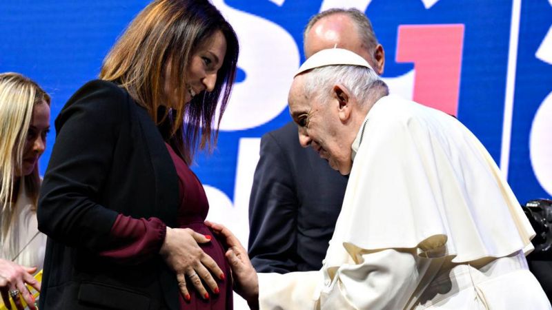 Qadına dedim ki, uşaqlar acdır, sən itlə gəlirsən - Roma Papası