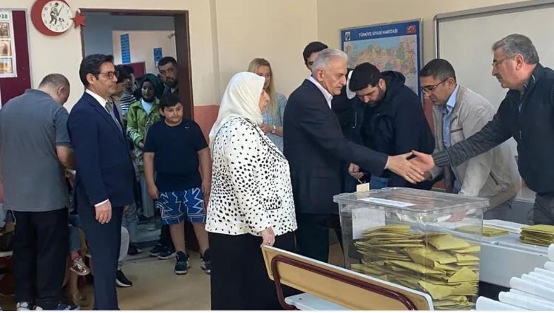 Səs vermək üçün yarım saat növbə gözlədik - Binəli Yıldırım