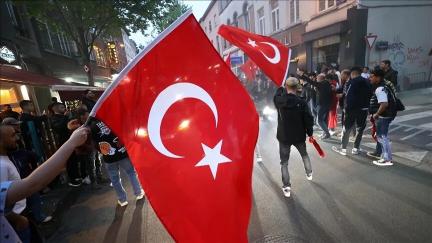 Ərdoğanın tərəfdarları Brüsseldə küçələrə axışdı - FOTO