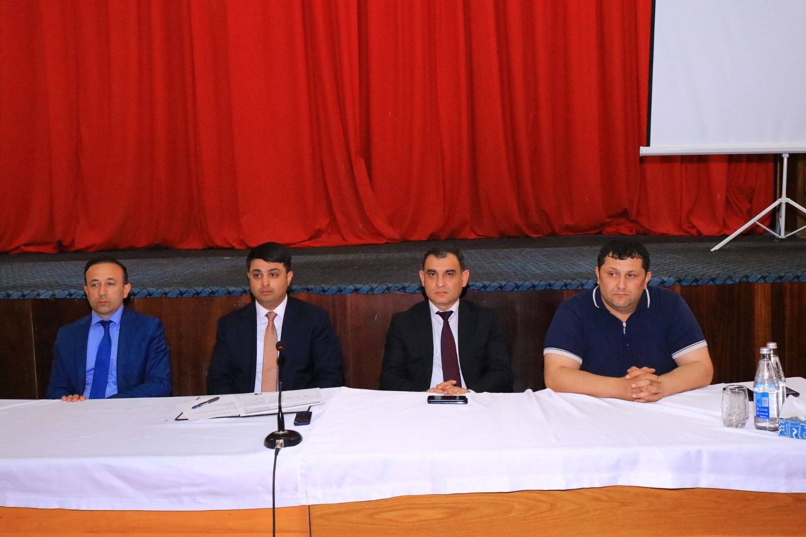 Neftçalanın icra başçısı vətəndaşların problemlərini dinləyib