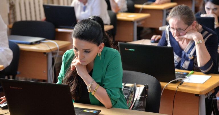 8 min müəllim eyni vaxtda imtahan verəcək