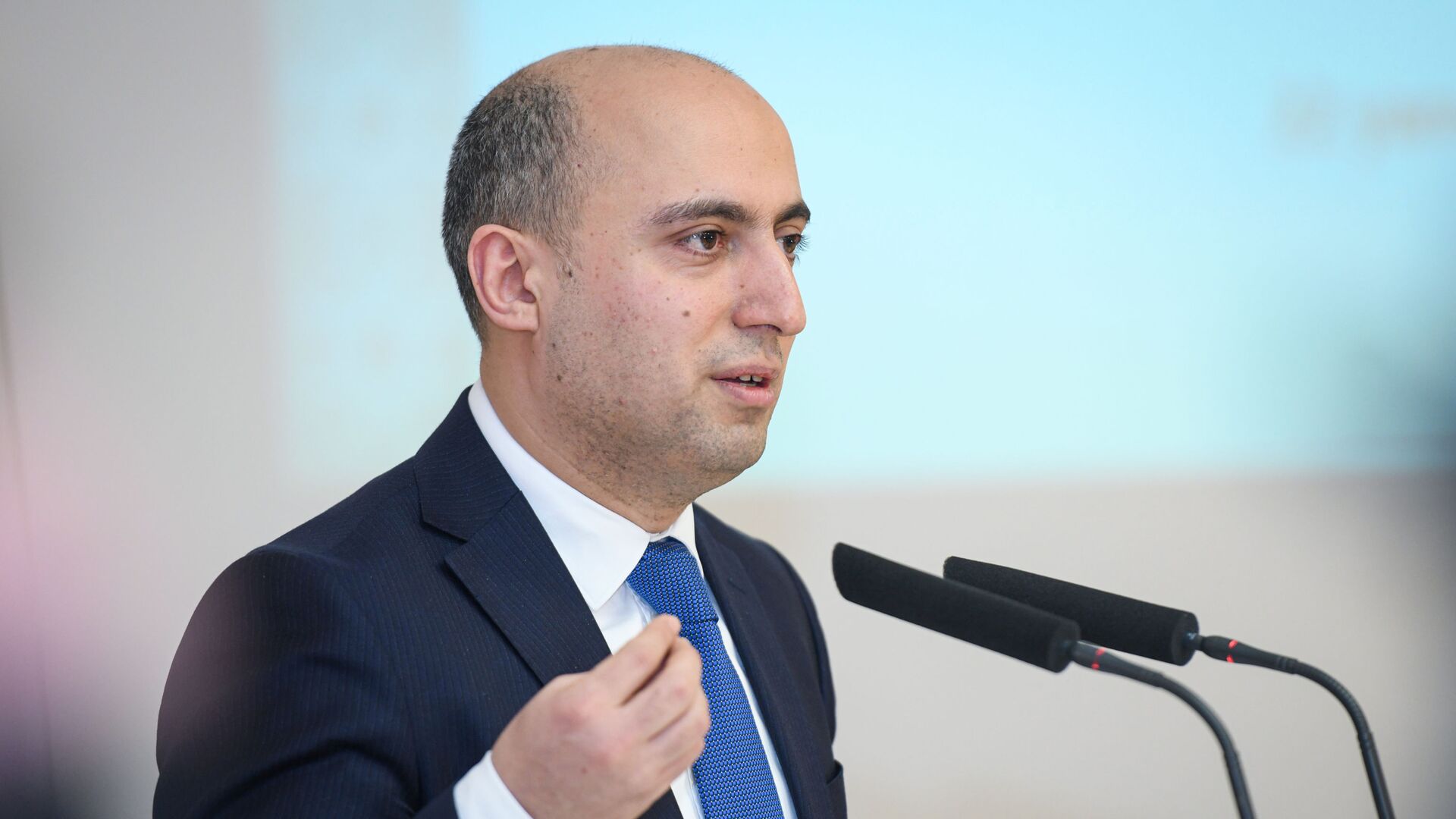 Nazir: 2003-cü ildə qırmızı diplom almışam 