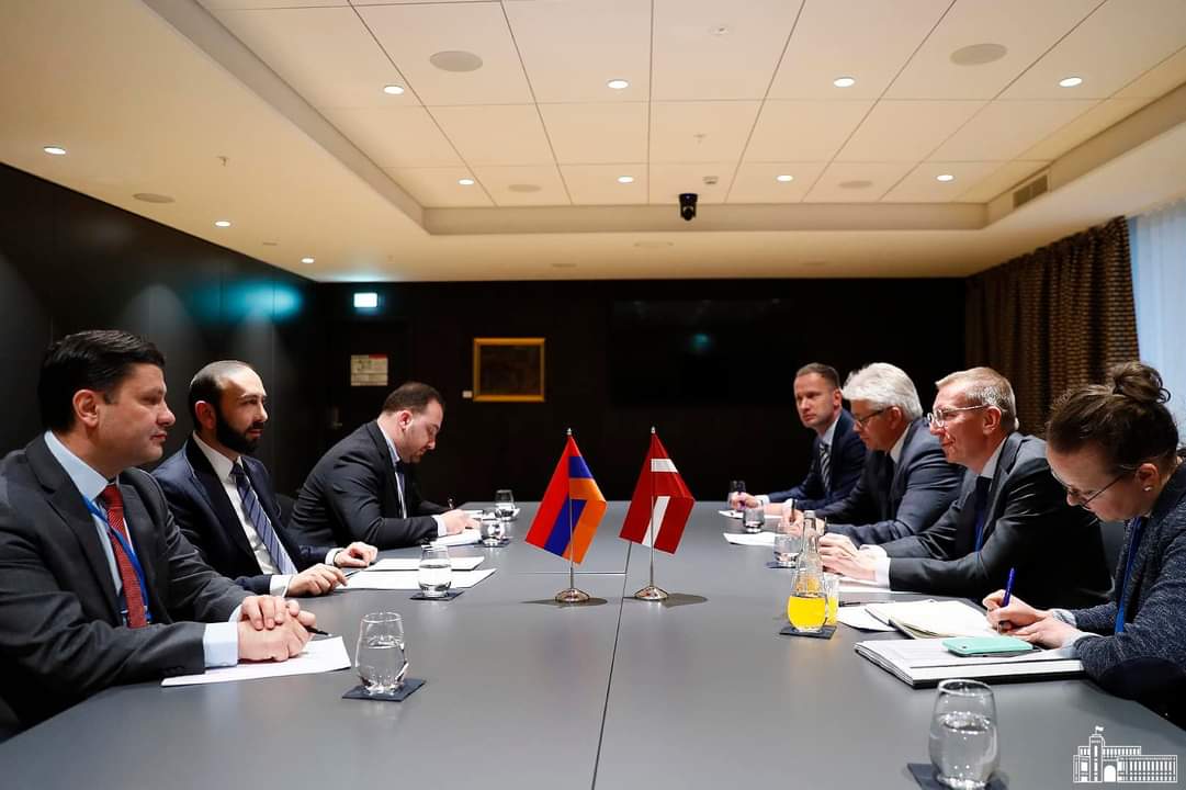 Mirzoyan latviyalı həmkarı ilə Azərbaycanı müzakirə etdi 