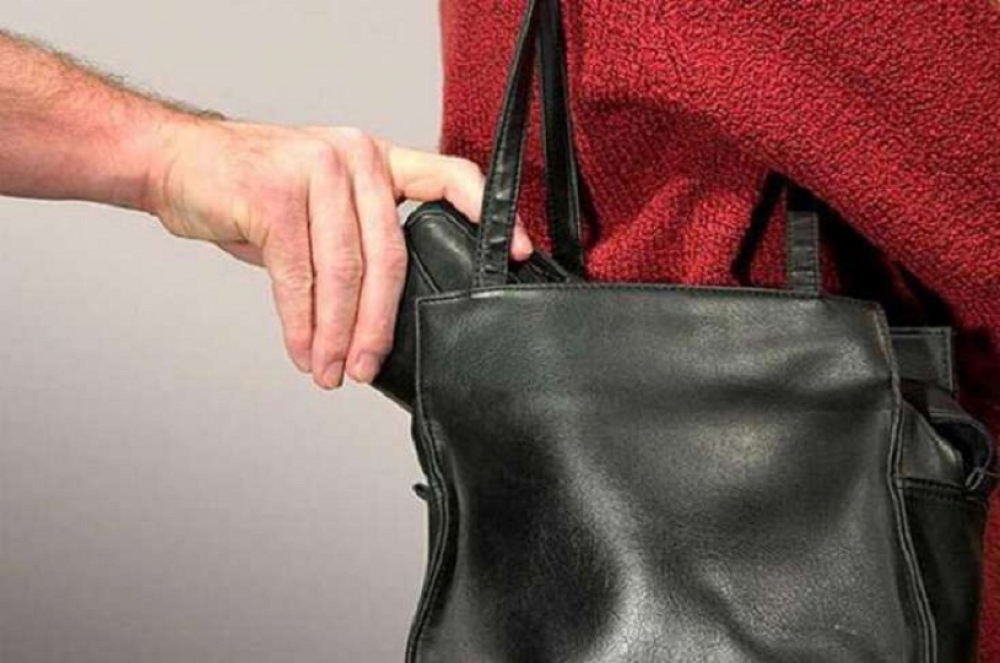 Avtobusda qadının çantasından min manat oğurlandı