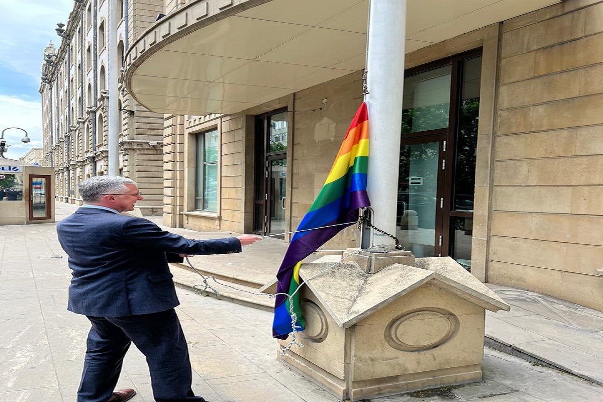 Britaniya səfirindən LGBT+ hüquqlarına DƏSTƏK