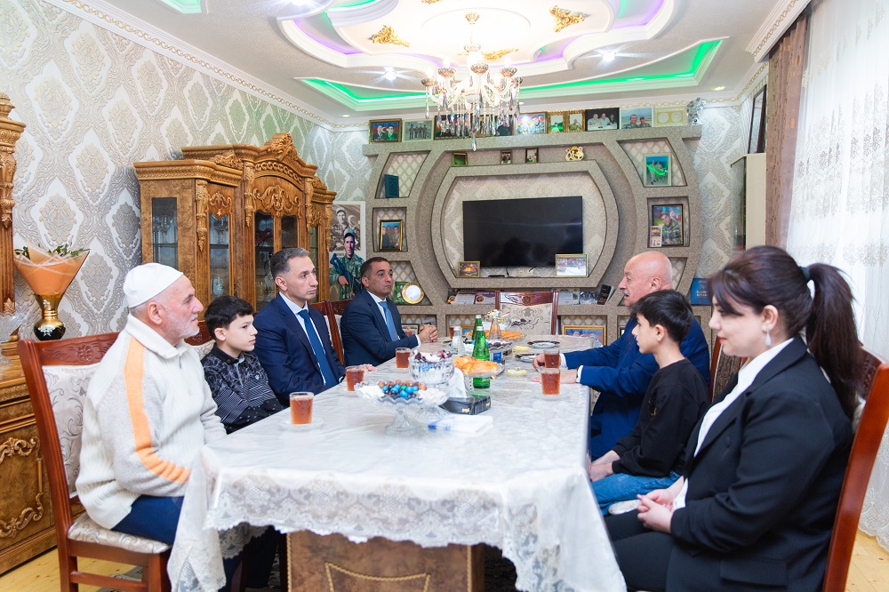 Nazir Ağcabədidə şəhid ailəsini ziyarət edib