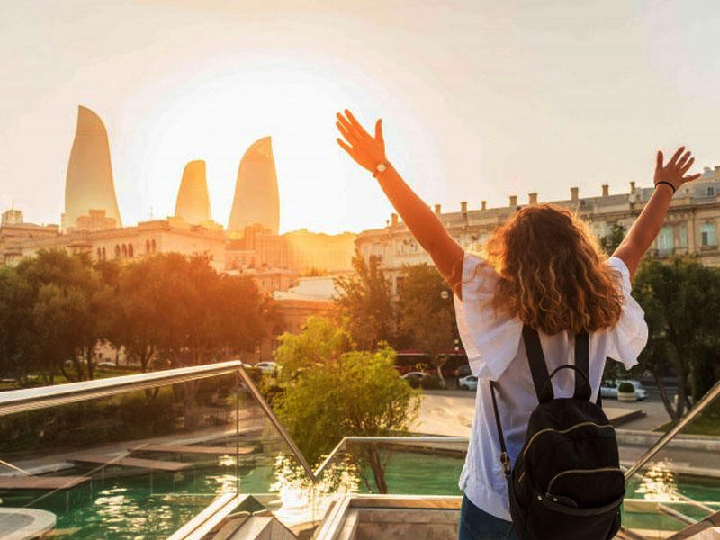 Yüzlərlə insan yaşamaq üçün Azərbaycana gəldi