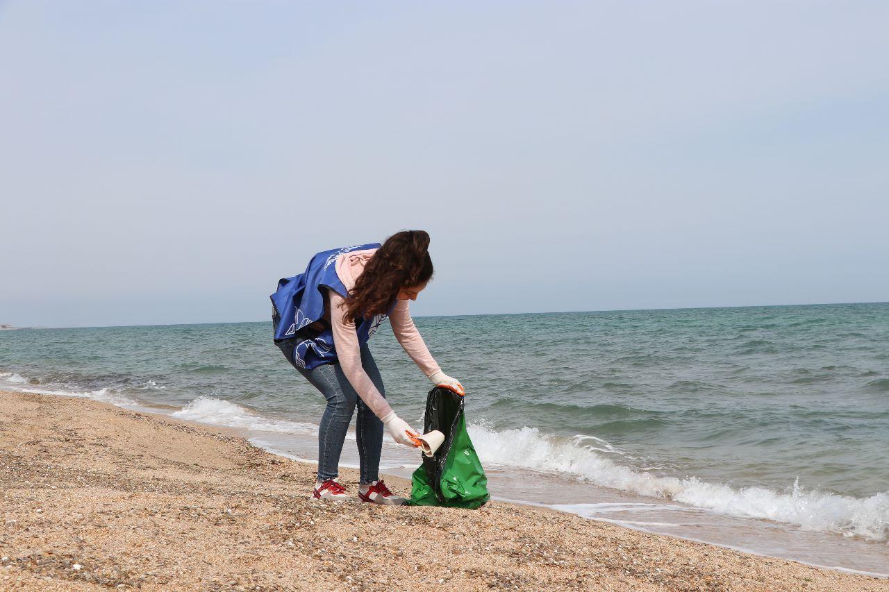 Xəzərin sahil zolağı tullantılardan təmizlənib - FOTOLAR