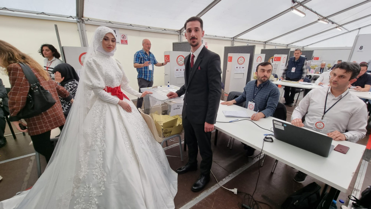 Bəy və gəlin paltarında səs verdilər - FOTOLAR