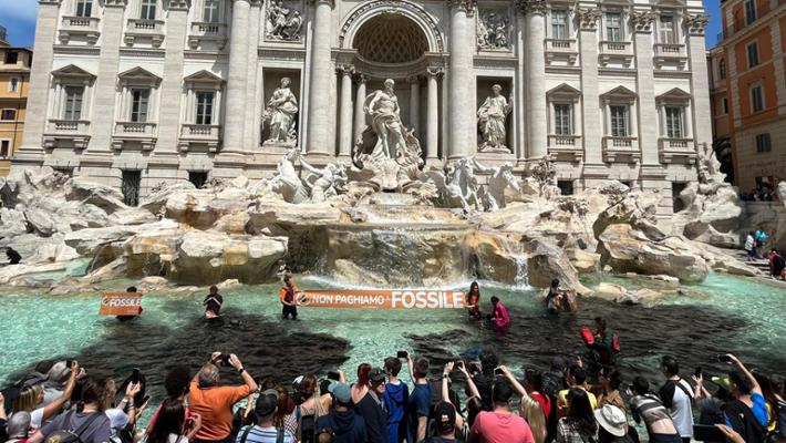 Ekofəallar məşhur fəvvarəni qara rəngə boyadı