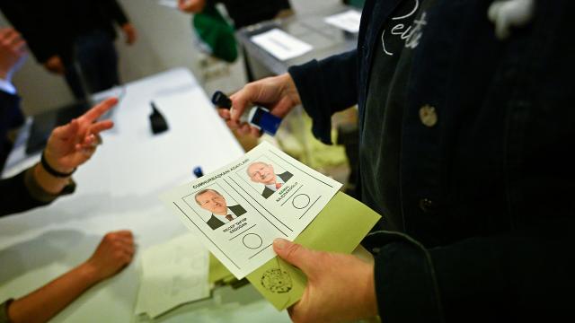 Türkiyə seçkiləri: Xaricdə səs verənlərin sayı 1 milyonu ötdü 