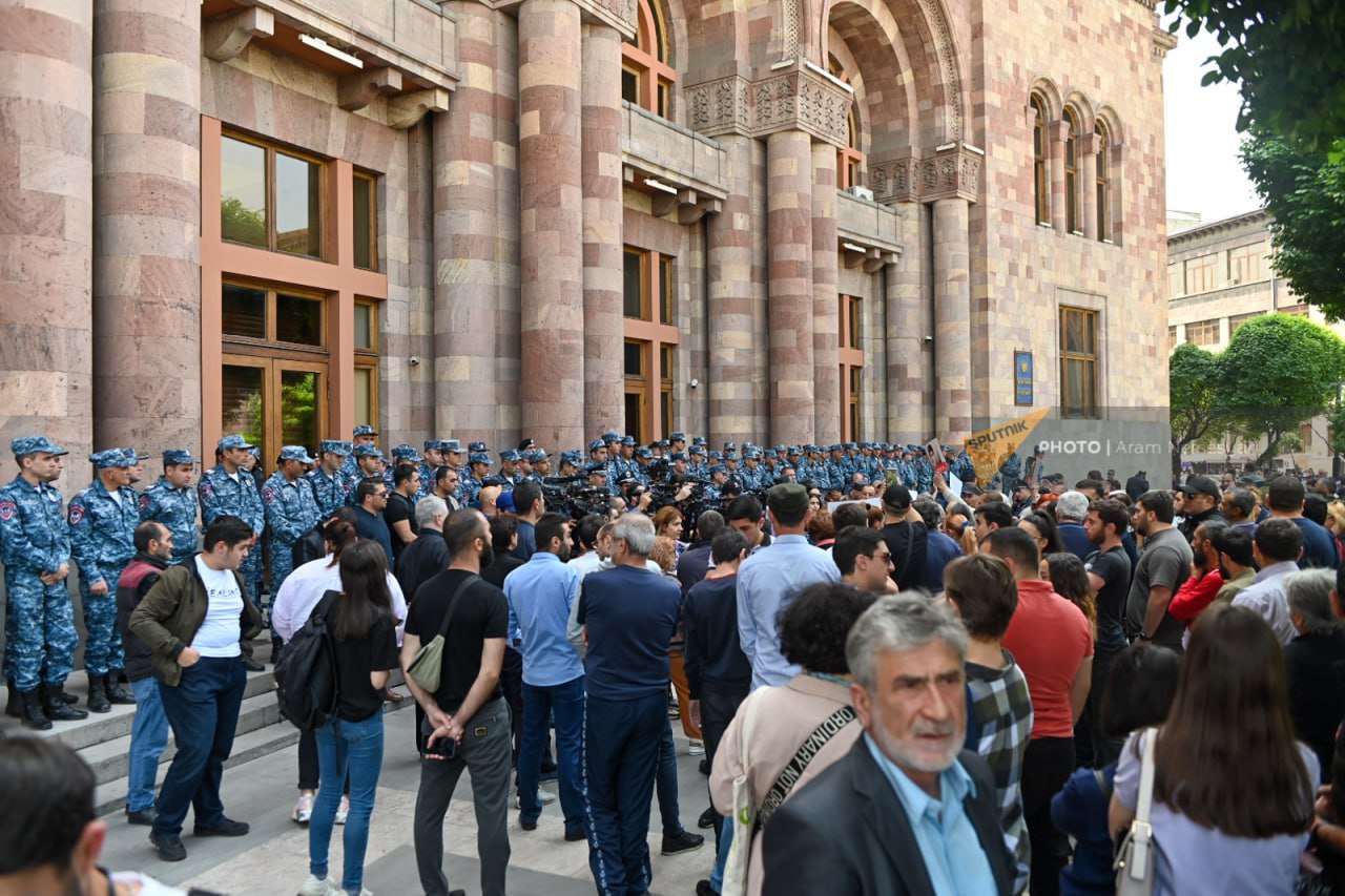 Paşinyanın oğluna görə tutulan qadına dəstək AKSİYASI