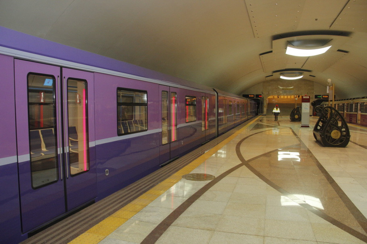 Metronun iki stansiyasında işıqlar söndü
