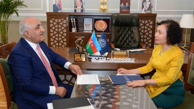 Vyetnamlı məzun 36 il sonra UNEC-də - FOTO