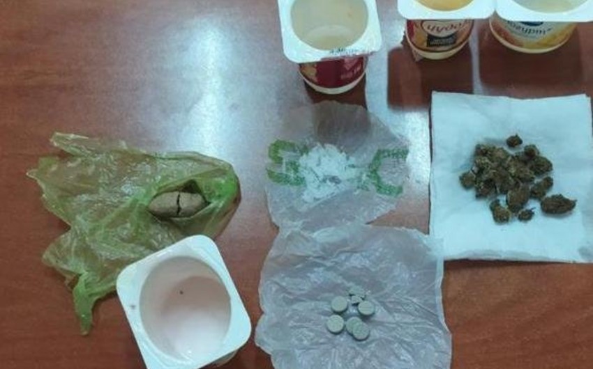 Həbsdə olan tanışına narkotik keçirmək istədi