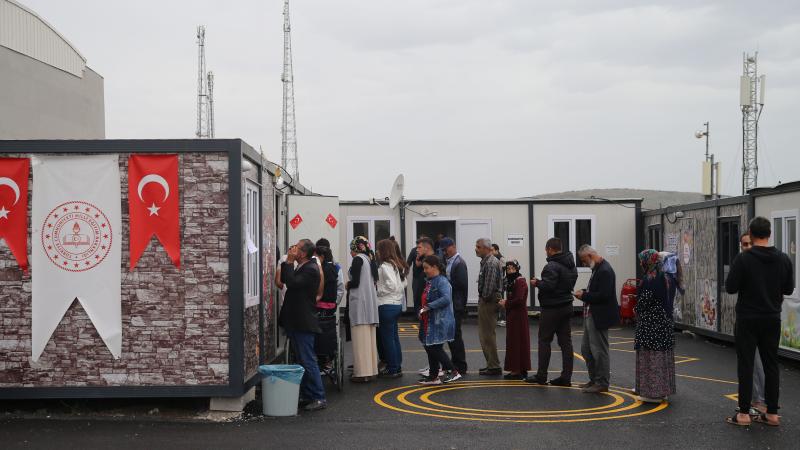 Zəlzələ bölgəsinin sakinləri II tur üçün səs verir