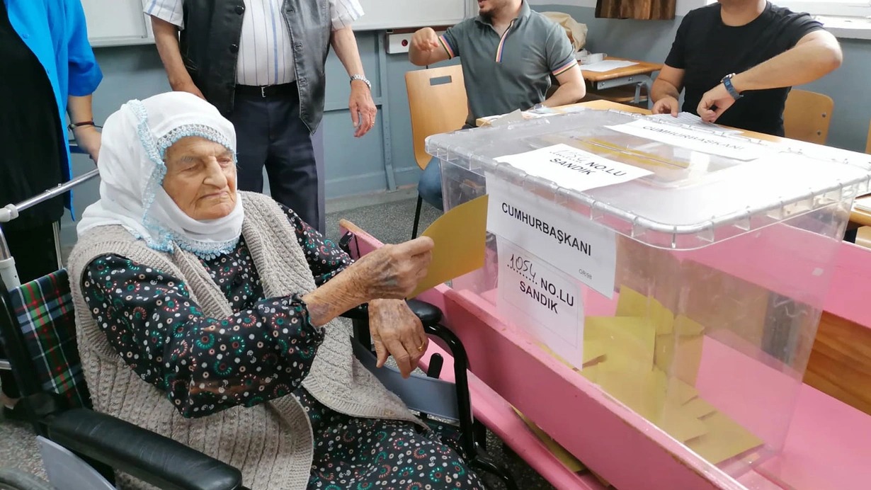 101 yaşlı qadın səsverməyə əlil arabasında gəldi