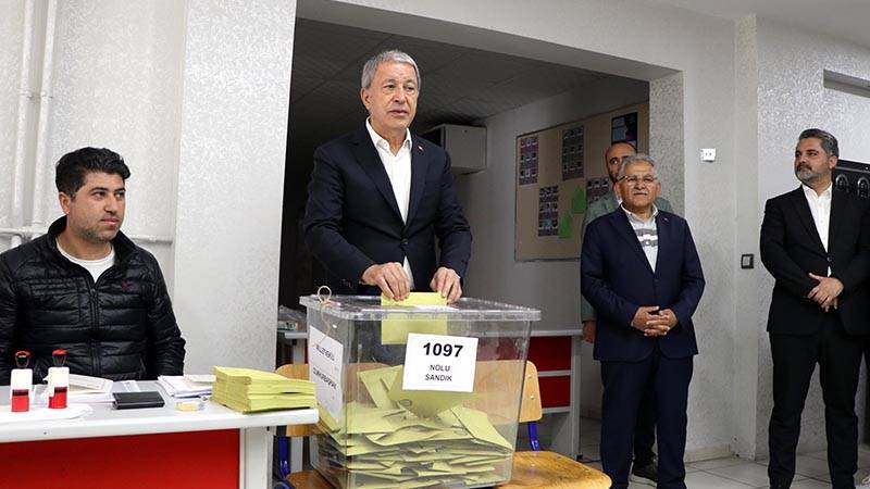 Millətimizin qərarına hörmətlə yanaşacağıq - Hulusi Akar