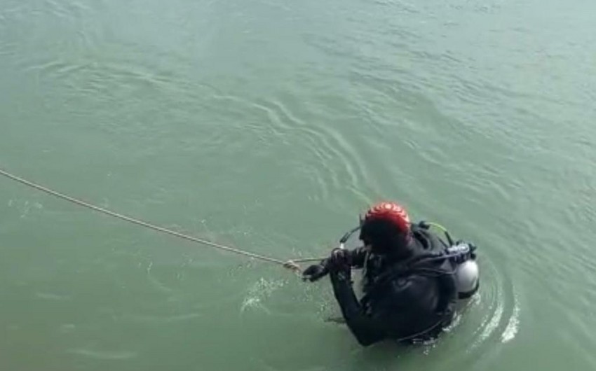 Maşın kanala düşdü - 21 yaşlı gənc suda batdı