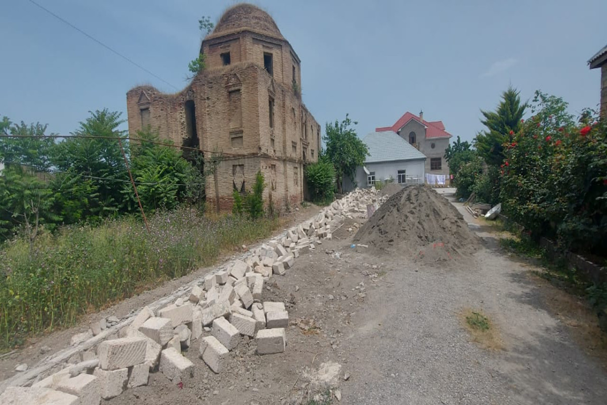 Tarixi abidənin mühafizə zonasında inşa olunan hasar söküldü
