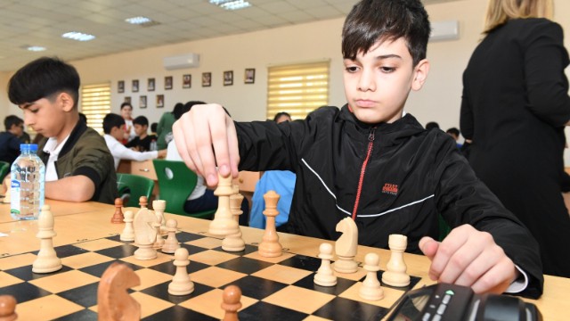 Köçkün məktəblilər arasında şahmat yarışı - FOTOLAR