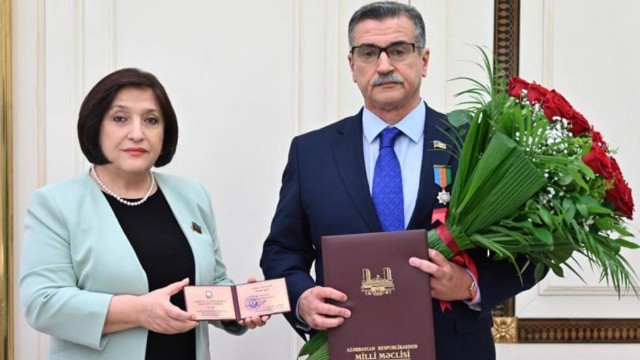 Spiker deputata ordeni təqdim etdi - FOTO
