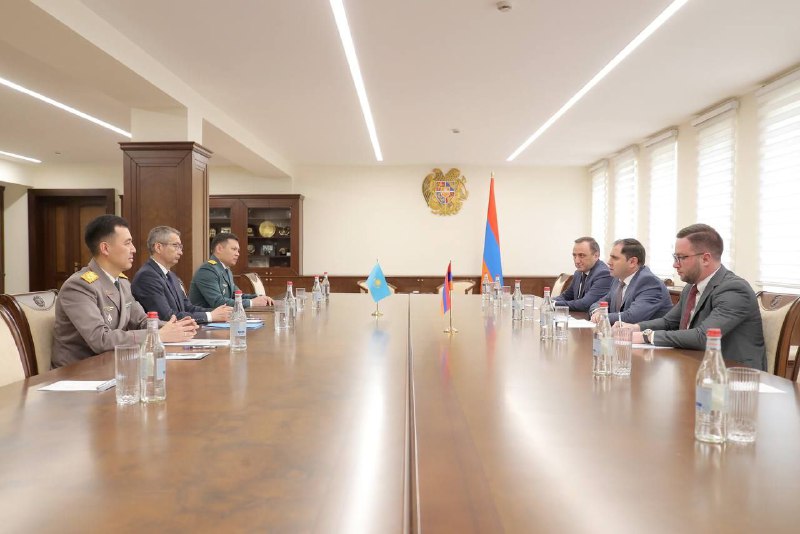 Papikyan Qazaxıstan səfiri ilə hərbi əməkdaşlığı müzakirə etdi