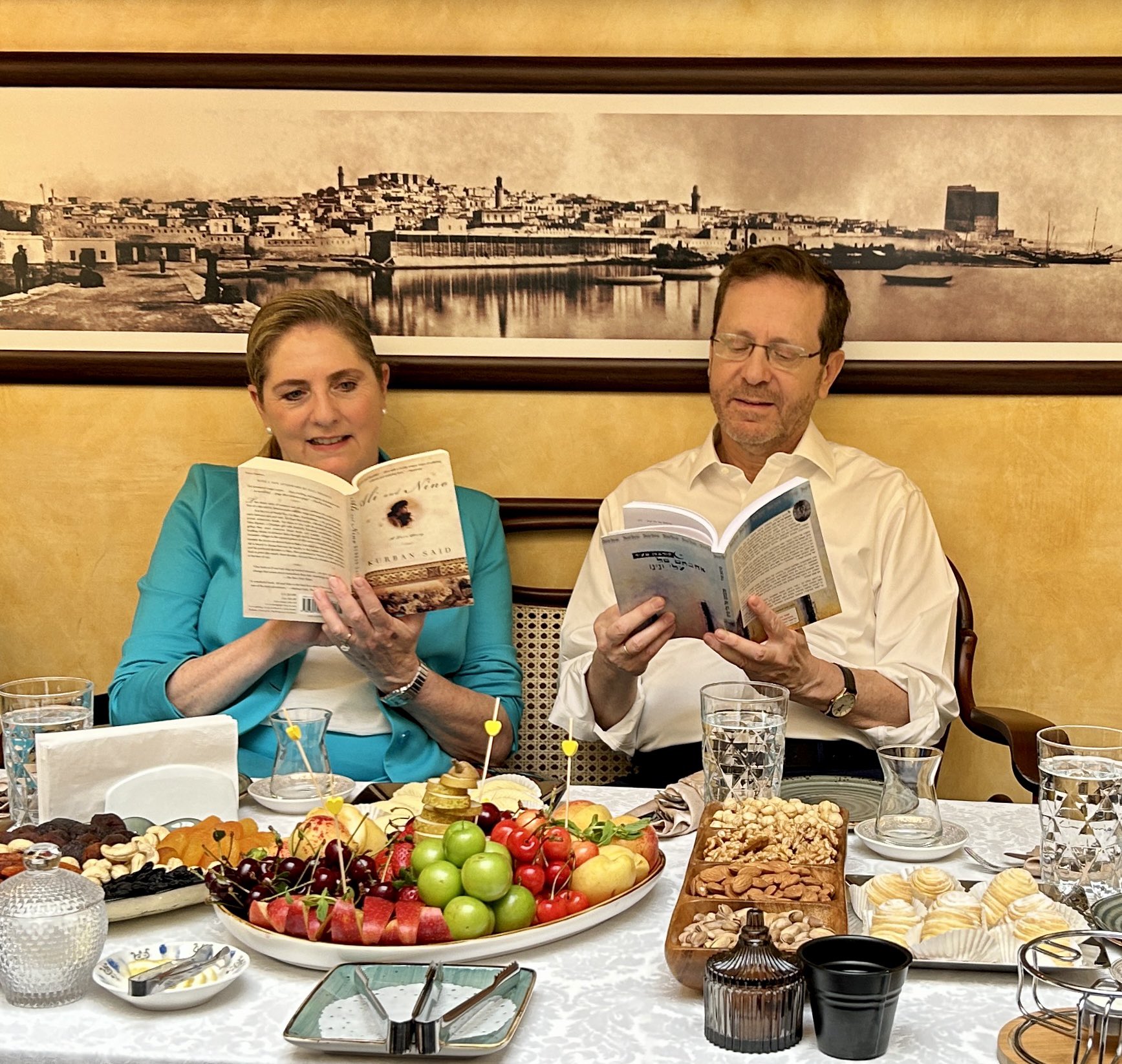 Hersoq xanımı ilə İçərişəhərdə çay içdi, “Əli və Nino”nu oxudu