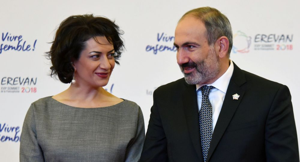 Paşinyan xanımı ilə Moldovaya yola düşdü