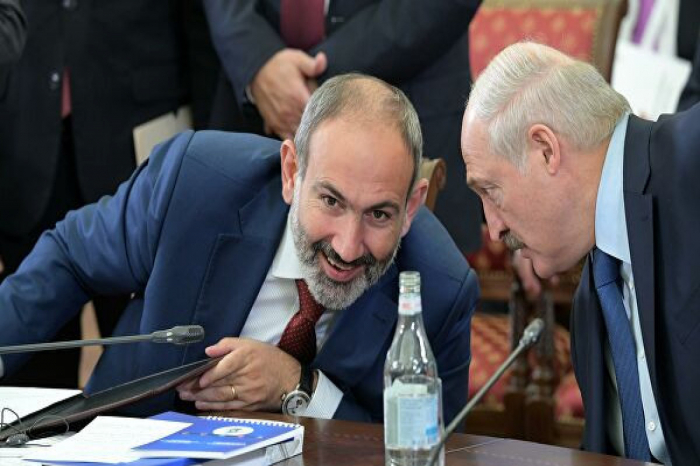 Lukaşenko Paşinyana sülh və harmoniya arzuladı - Ad günüdür