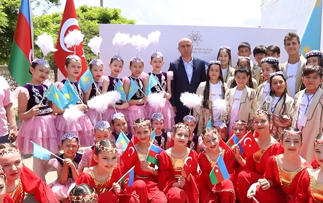 Nazir uşaqları belə təbrik etdi - VİDEO