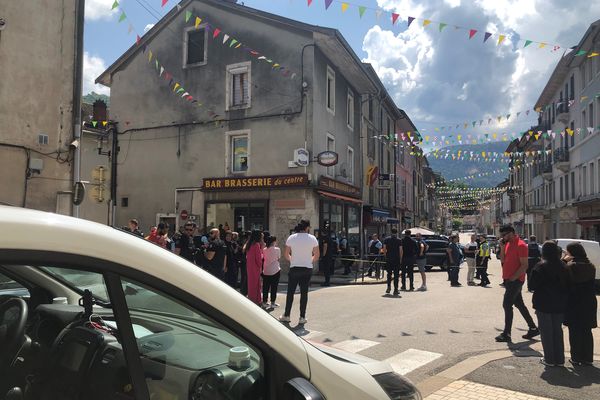 Fransada silahlı insident - Ölən və yaralılar var