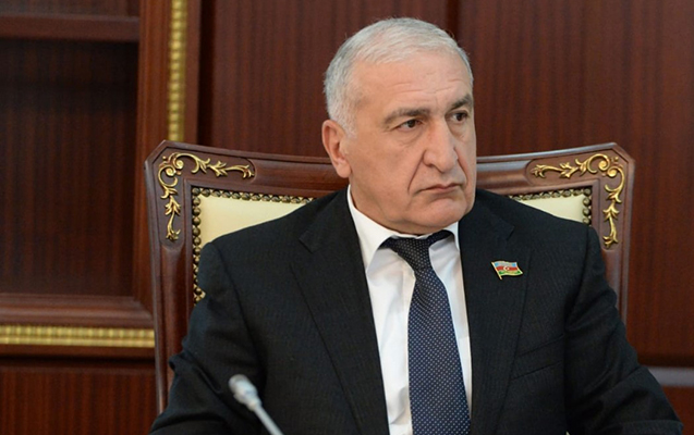 Deputatın oğlu atasının fotoları ilə şantaj edildi