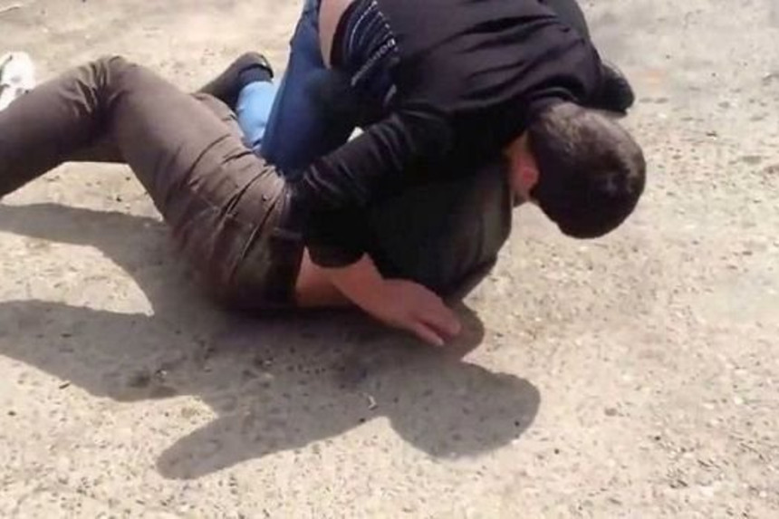 Şəmkirdə ata-oğul küçədə döyüldü