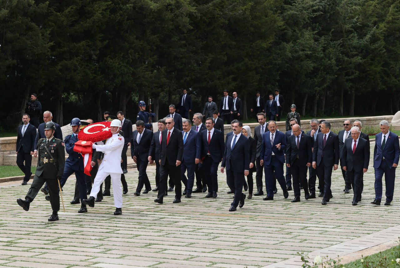 Ərdoğan yeni nazirlərlə Atatürkün məzarını ZİYARƏT ETDİ