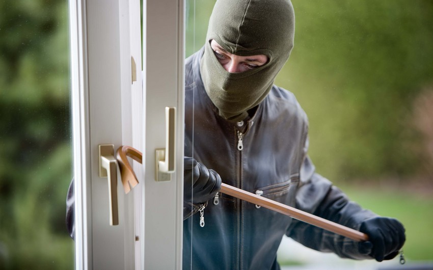 Qonşusunun evindən oğurluq etdi 