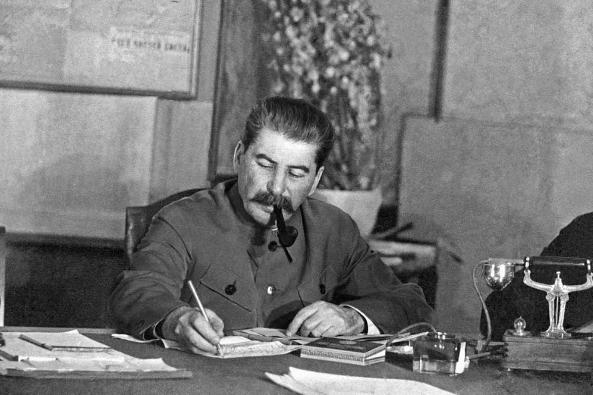 Stalinin heykəlinin başı qoparıldı - FOTO