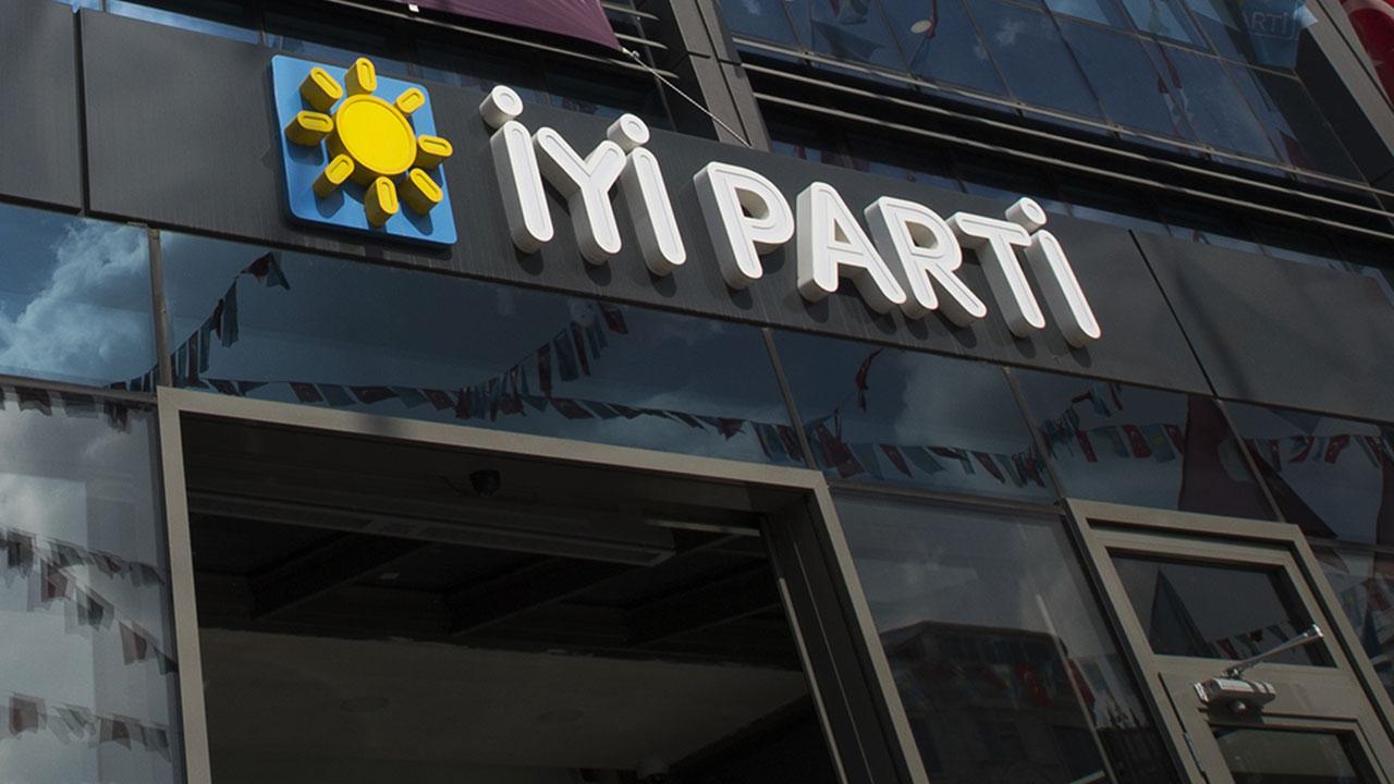 İYİ Partiyadan daha bir İSTEFA