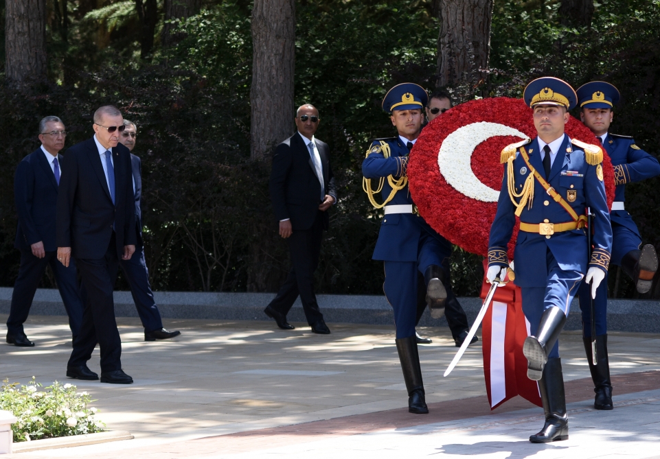 Ərdoğan Heydər Əliyevin məzarını ziyarət edib - FOTOLAR