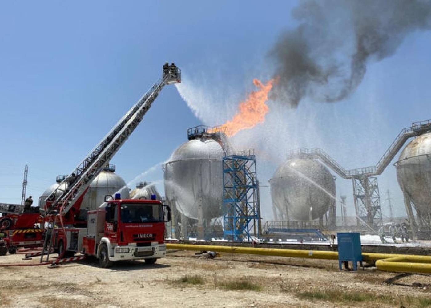 Nazirliyin əməkdaşları Sumqayıtda yanğın olan ərazidədirlər