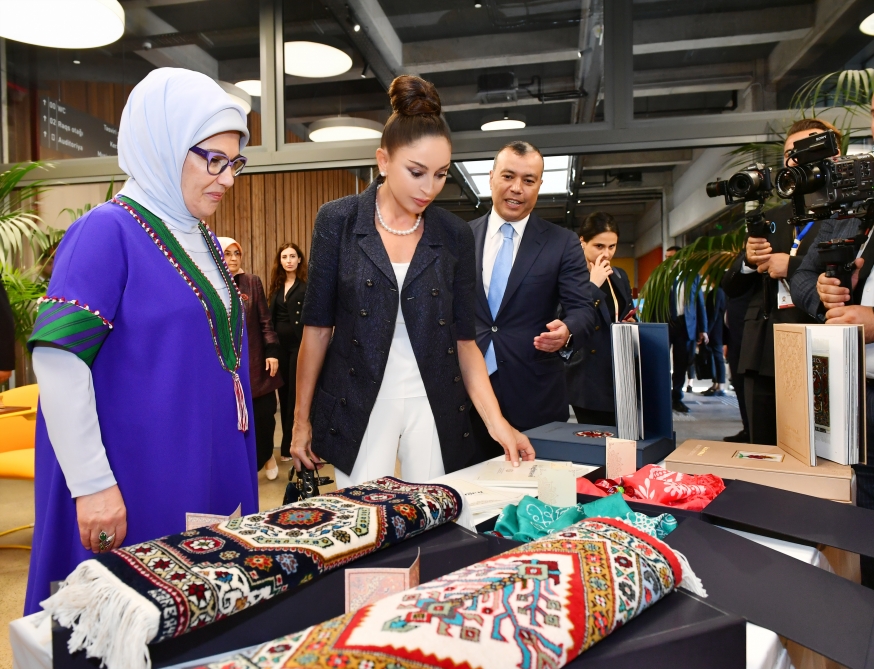 Birinci xanımlar Bakıdakı DOST Mərkəzində - FOTOLAR
