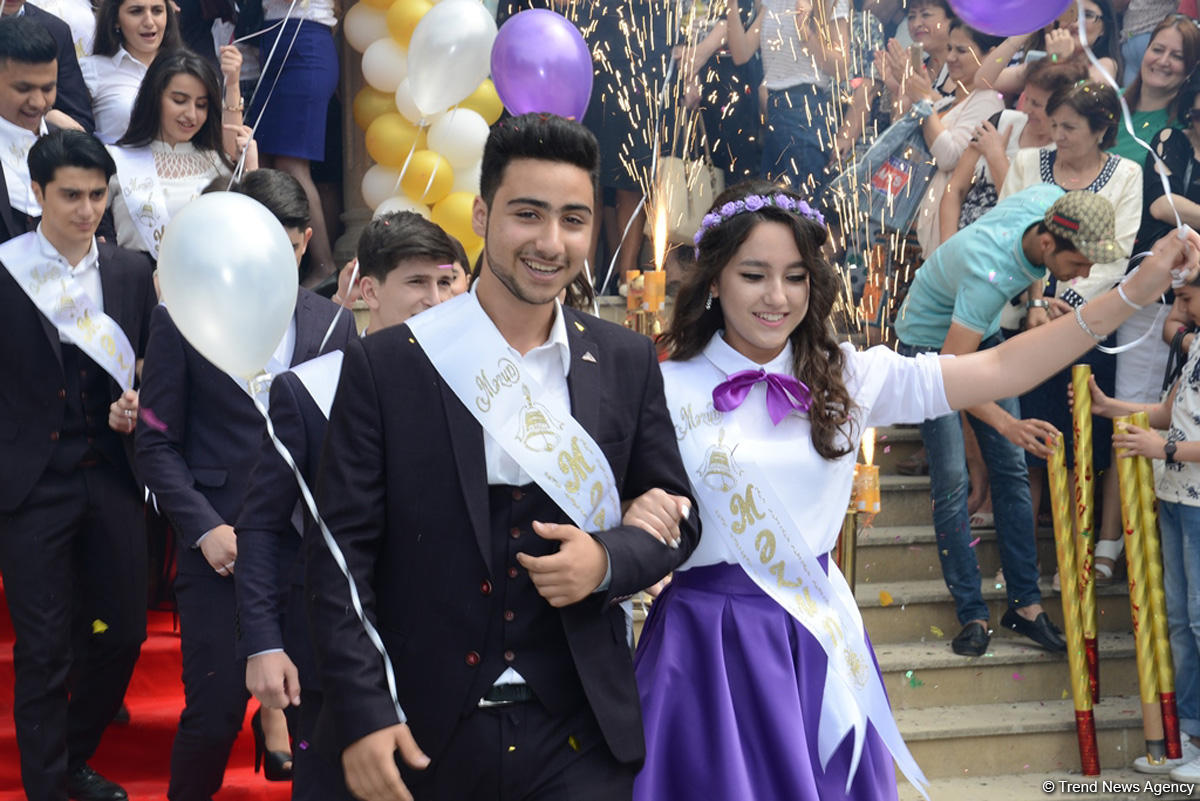 Məktəblərdə “Son zəng” çalınır