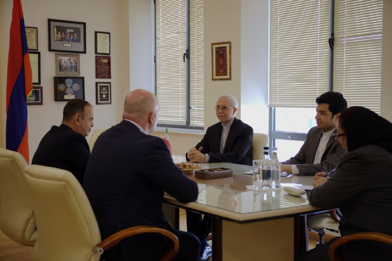 Sinanyan İran səfiri ilə diaspor əməkdaşlığını müzakirə etdi
