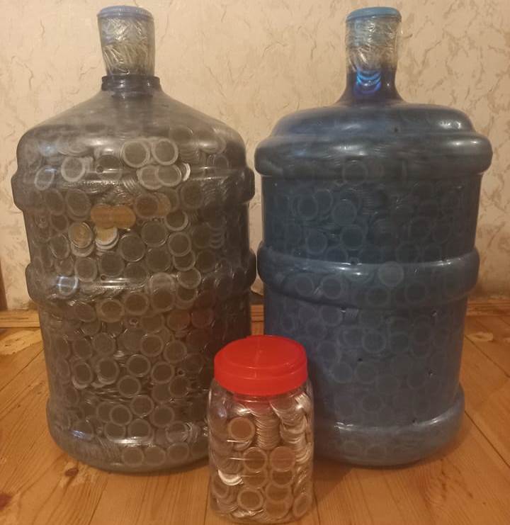 180 kilo 50 qəpiklik yığan şəxs kömək istədi - FOTO