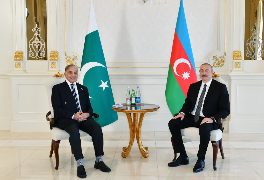 Prezident Şahbaz Şəriflə təkbətək görüşdü