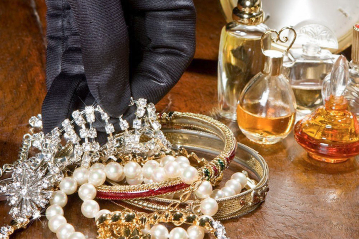 Evdən 7 min manatlıq qızıl oğurlandı